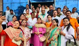 शिक्षिकाओं ने राखी बांधकर मांगी नौकरी की सुरक्षा