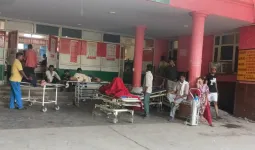 एम्बुलेन्स के अभाव में रोगियों को भीषण गर्मी में करना पड़ा स्ट्रेचरों पर इंतजार