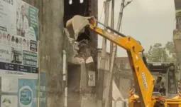 गौतम मौर्य हत्याकांड में बड़ी कार्रवाई: आरोपी समीर के घर पर चला बाबा का बुलडोजर, पुलिस बल तैनात 