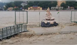 ऋषिकेश में मूसलाधार बारिश से बढ़ा गंगा नदी का जलस्तर, प्रशासन अलर्ट