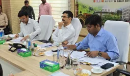 भूने हुए काजू खाकर अधिकारियों ने सिटी बसों की आय बढ़ाने पर दिया जोर