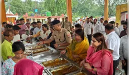 मोटा महादेव मंदिर में डीएम-एसपी ने कांवड़ियों को बांटा प्रसाद