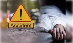 सालासर बालाजी से लौट रहे श्रद्धालुओं की टेम्पो ट्रैवलर ट्रेलर से टकराई