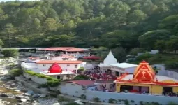 दो पहाड़ों के बीच बसा है बाबा नीम करौली का चमत्कारी धाम, लाखों भक्तों की है अटूट आस्था 