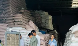 इंदौर में चॉकलेट फैक्ट्री से 375 क्विंटल शक्कर जब्त