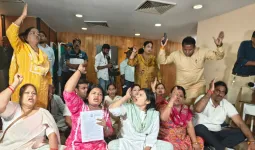चुनाव के विरोध में AAP पार्षदों का प्रदर्शन