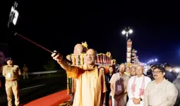 सीएम योगी ने कान्हा भक्ति स्तंभ मार्ग का किया लोकार्पण