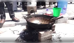 काठमांडू में गैस क्राइसिस..छात्रों ने बीच सड़क पर पकाया खाना