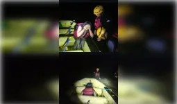 बरसाती नाले के तेज बहाव में बही कार, रेस्क्यू टीम ने एक युवती को बचाया