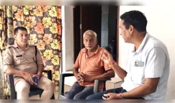 विदेश में बच्चे, अकेले बुजुर्ग; दरवाजे पर पुलिस पहुंची तो भावुक हो उठे