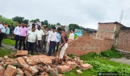 चकमार्ग पर कब्जा कर खड़ी कर दी पक्की दीवार, राजस्व टीम ने ढहाई