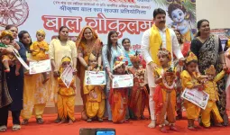 मोर मुकुट, बांसुरी और पीतांबर में सजे नन्हे कान्हा, टाउन हॉल में दिखा बाल गोकुलम्