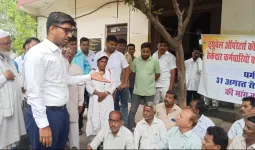 फिरोजाबाद में 103 ट्यूबवेल ऑपरेटरों की बहाली की मांग पर अनशन