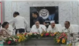 राहुल ने की ‘दिशा’ बैठक, सपा विधायकों ने तख्तियां लेकर किया प्रदर्शन