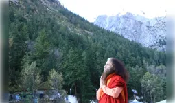 हिमालय बचेगा तो नदियाँ बहेंगी, सभ्यता साँस लेगी: स्वामी चिदानन्द 