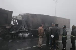  कोहरे का कहर : बुंदेलखंड एक्सप्रेसवे पर डम्परों में भिड़ंत के बाद लगी आग