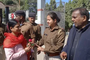 यातायात नियमों का उल्लंघन कर रहे चालकों को परिवहन विभाग ने दिया गुलाब का फूल, सुरक्षा मानकों का पालन करने की दी गई नसीहत