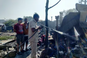  भीषण अग्निकांड से एक दर्जन दुकानें जलकर राख,एक करोड़ की संपत्ति नुकसान का अनुमान