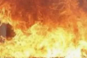  ग्रेटर नोएडा के गौर सिटी की आवासीय इमारत में भीषण आग, अफरातफरी