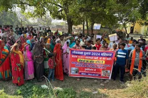 रेलवे फाटक के पुनर्निर्माण को लेकर ग्रामीणों ने मतदान बहिष्कार का ऐलान किया