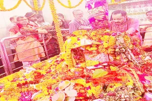नवरात्र के अंतिम दिन मंदिरों में उमड़ी भक्तों की भीड़