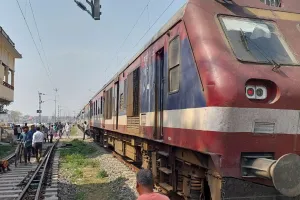  रेलवे फाटक पर ट्रेन का इंजन हुआ फेल,एक घंटे से अधिक जाम से हलकान रहे लोग
