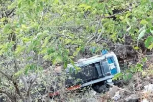 बुलढाणा में निजी बस गहरी खाई में गिरी, 28 घायल
