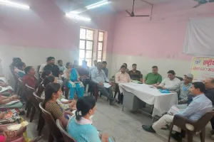 स्वास्थ्य केंद्र कुरावली में आयोजित बैठक मैं दिए निर्देश-डॉ आर सी गुप्ता