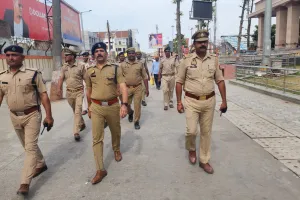  रेलवे स्टेशन का निरीक्षण करती जीआरपी पुलिस
