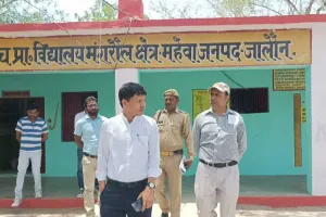 उच्च अधिकारियों ने ग्रामीण क्षेत्रों के  पोलिंग बूथों का  निरीक्षण कर व्यवस्था परखी 