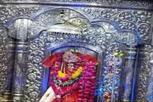 नवरात्र के अन्तिम दिन देवी मंदिरों में भक्तों का रेला