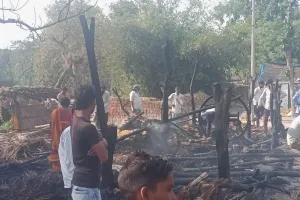 लखीमपुर-खीरी: अज्ञात कारणों से बालूडीह में लगी आग