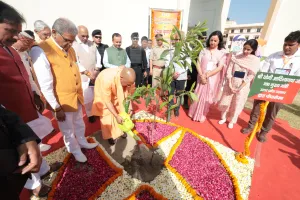 मुख्यमंत्री योगी ने लगाया रुद्राक्ष का पौधा 