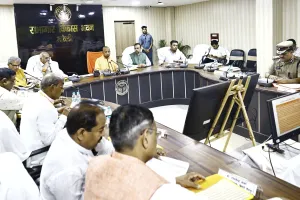 सीएम ने मण्डल स्तरीय अधिकारियों व जनप्रतिनिधियों के साथ की समीक्षा बैठक
