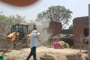 बिसापुर में खेल मैदान से तहसील प्रशासन ने हटाया अवैध अतिक्रमण