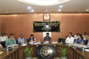फार्मर रजिस्ट्री के कार्य में लाएं तेजी, टीम के रूप में करें काम : डीएम