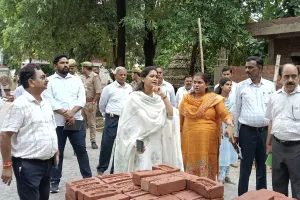 डीएम ने शहीद स्मारक के सौंदर्यीकरण कार्यो का किया निरीक्षण