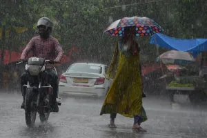 दिल्ली-NCR में झमाझम बारिश से गर्मी से राहत, भारी बारिश का रेड अलर्ट जारी