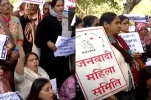 कुलदीप सेंगर की सजा पर रोक के खिलाफ दिल्ली हाईकोर्ट के सामने प्रदर्शन