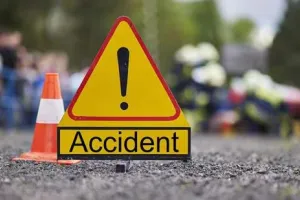 तेज रफ्तार बाइक डिवाइडर से जा टकराई, युवक गंभीर रूप से घायल 