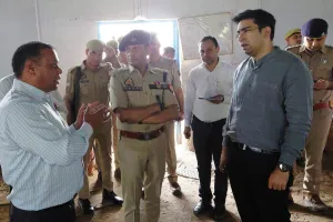 डीएम एसपी ने जिले की गैस एजेंसी का किया निरीक्षण
