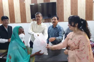 जिलाधिकारी ने 20 क्षय रोगियों को प्रदान किया पोषण सहायता किट