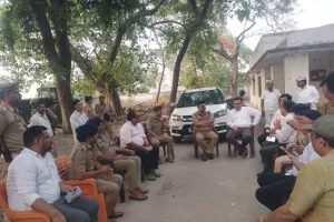 बहराइच:पीपा पुल पर धूल और अंधेरे का संकट होगा खत्म, जिलाधिकारी ने अधिकारियों को दी चेतावनी