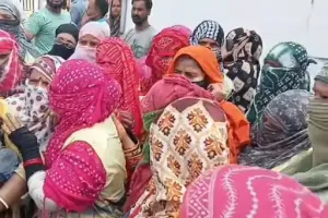 सफाई कर्मचारियों ने अवकाश न मिलने और वेतन काटौती को लेकर किया प्रदर्शन