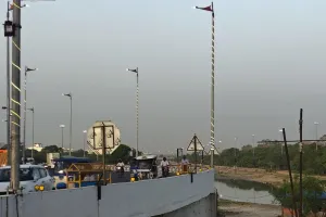 बिजली कटौती से त्राहिमाम पर मुकदमा,कहीं दिन में जल रही लाइट