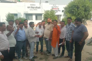 अनुदेशकों का मानदेय 17 हजार होने पर खुशी की लहर, मिठाई बांटकर जताया आभार