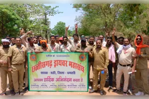 रुद्री टैक्सी स्टैंड बचाने सड़कों पर उतरे चालक, कलेक्ट्रेट पहुंचकर सौंपा ज्ञापन