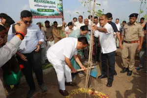 सूरत में 'मेगा वृक्षारोपण अभियान' के तहत 25 हजार पौधाें का रोपण, सीआर पाटिल ने किया शुभारंभ