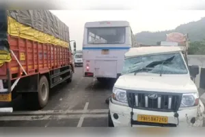 सड़क हादसा: रोडवेज बस और पिकअप की आमने-सामने टक्कर, तीन की मौत