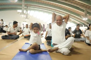 सूरत  स्थित सरसाना कन्वेंशन सेंटर में अंतरराष्ट्रीय योग दिवस कार्यक्रम आयोजित